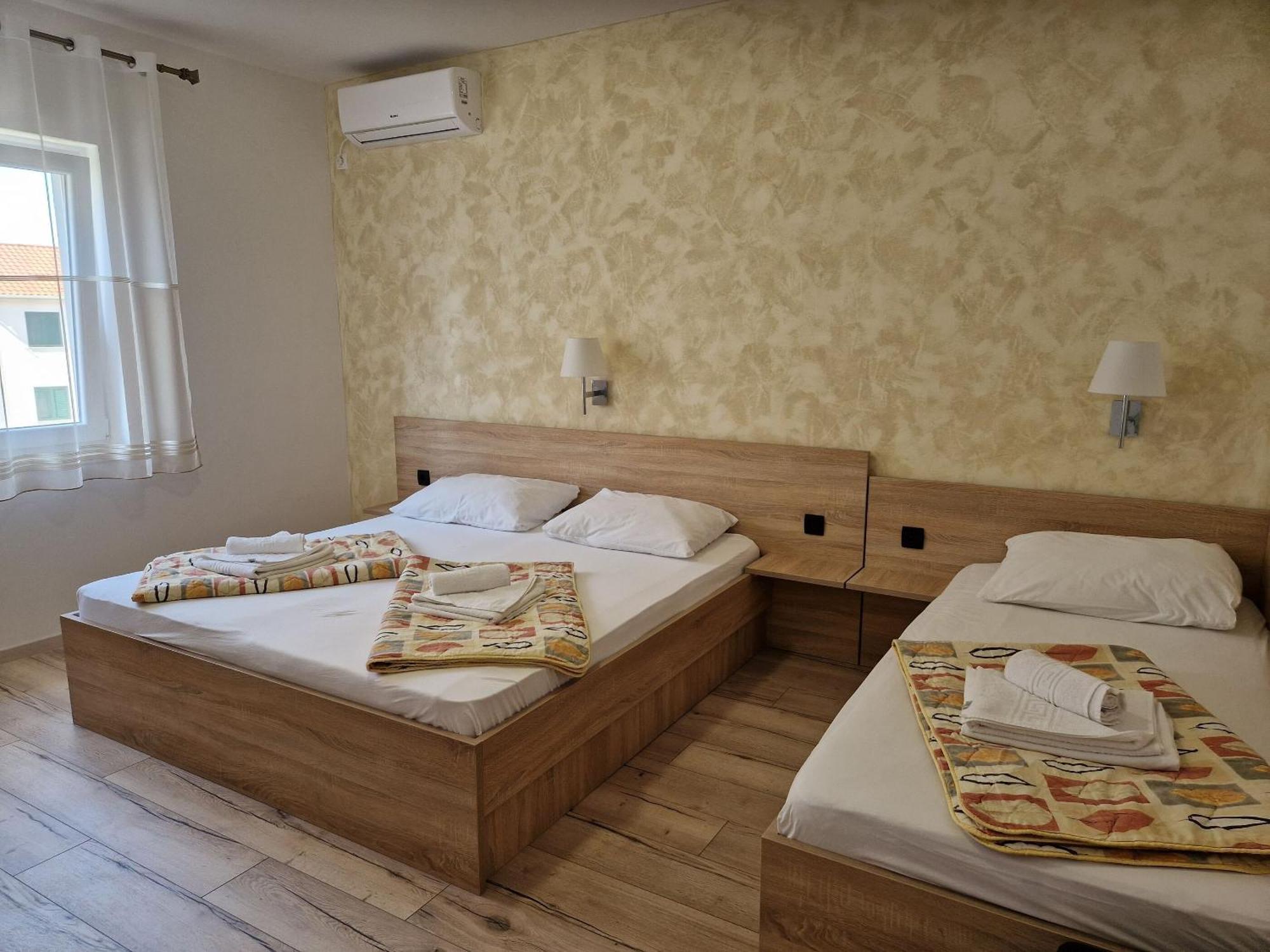 Apartment And Rooms Amenka Novalja Exterior photo