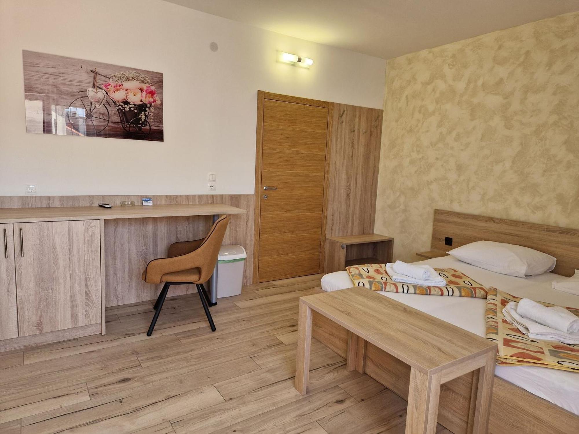 Apartment And Rooms Amenka Novalja Exterior photo