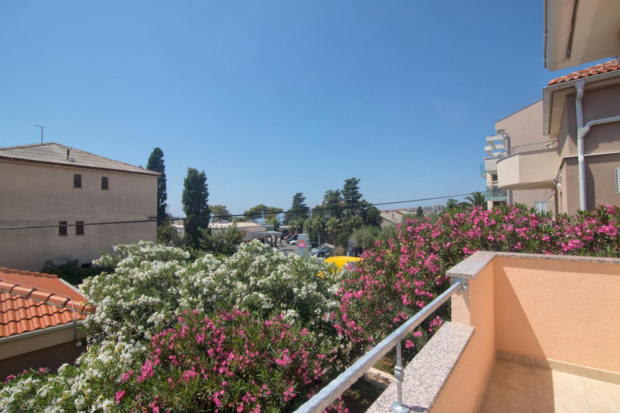 Apartment And Rooms Amenka Novalja Exterior photo