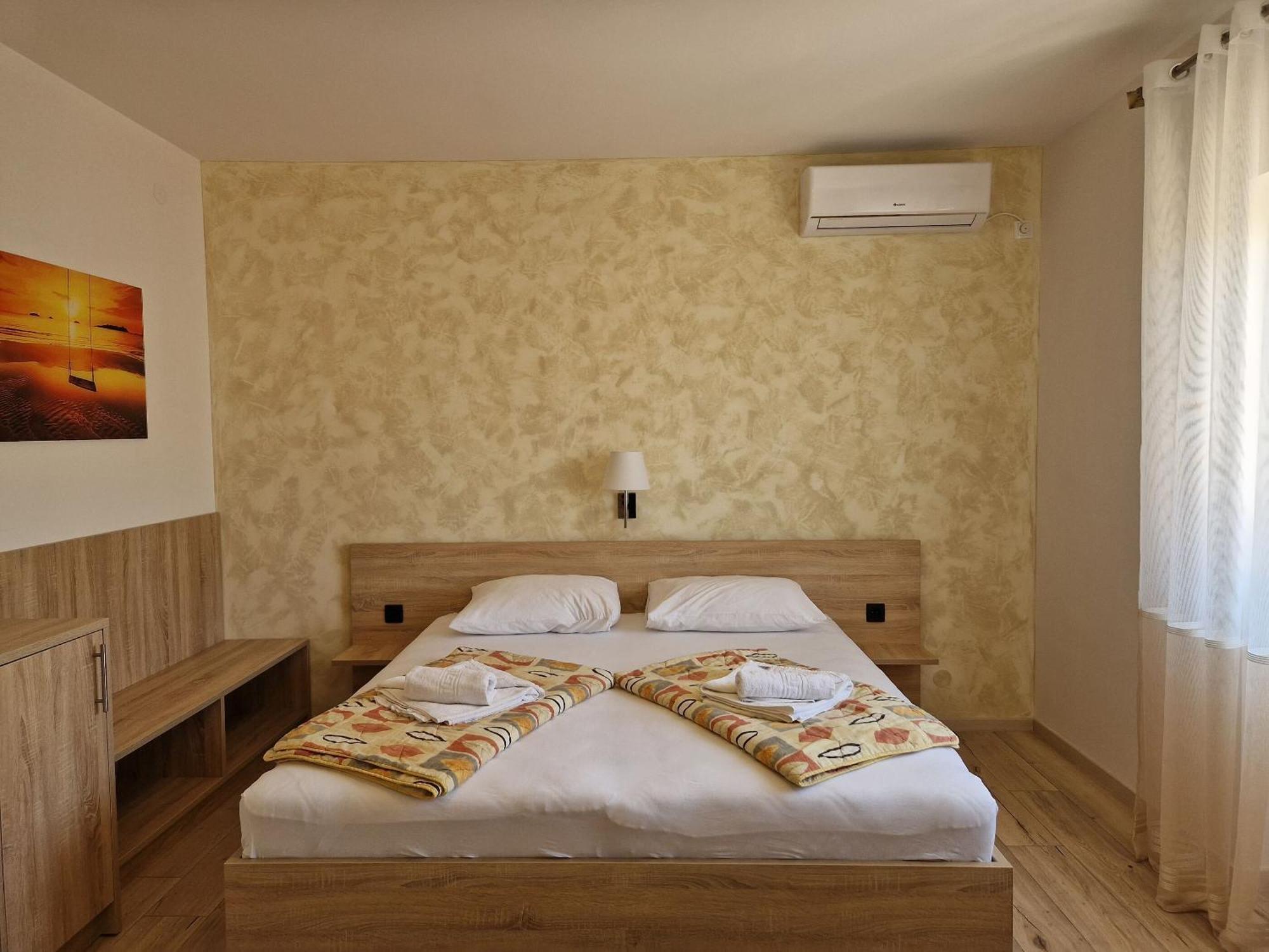 Apartment And Rooms Amenka Novalja Exterior photo