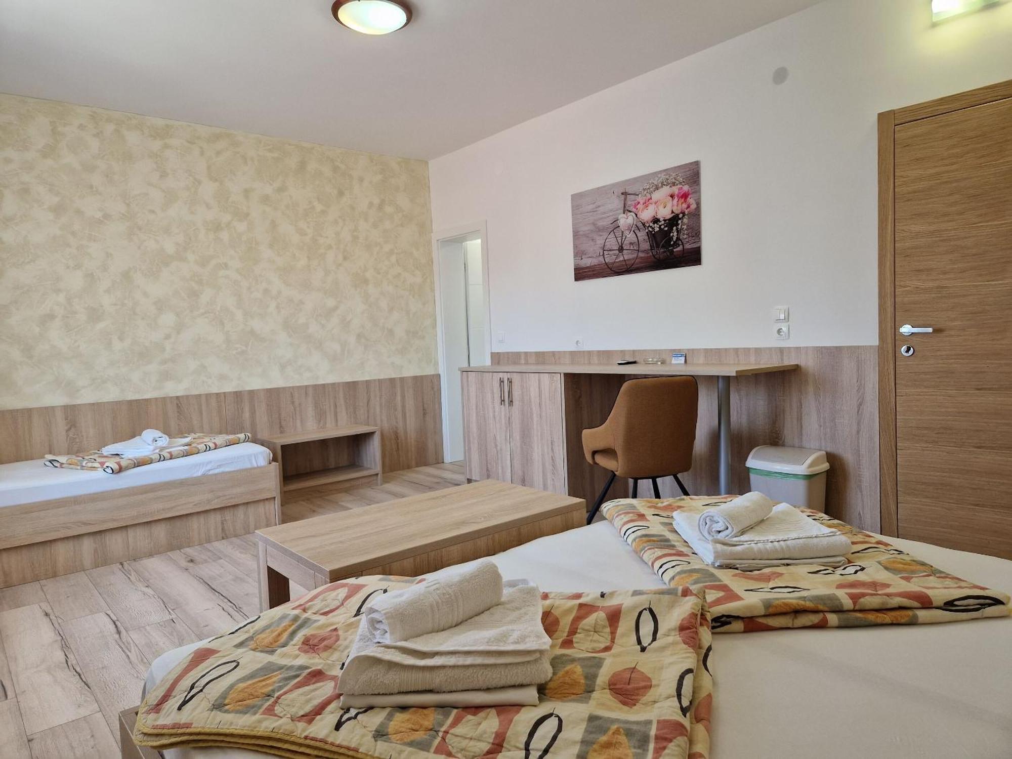 Apartment And Rooms Amenka Novalja Exterior photo