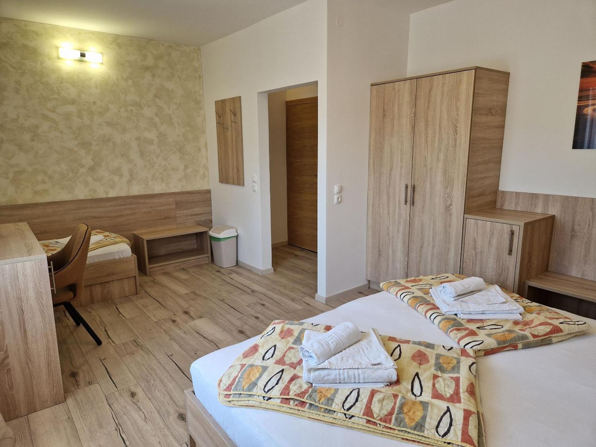 Apartment And Rooms Amenka Novalja Exterior photo