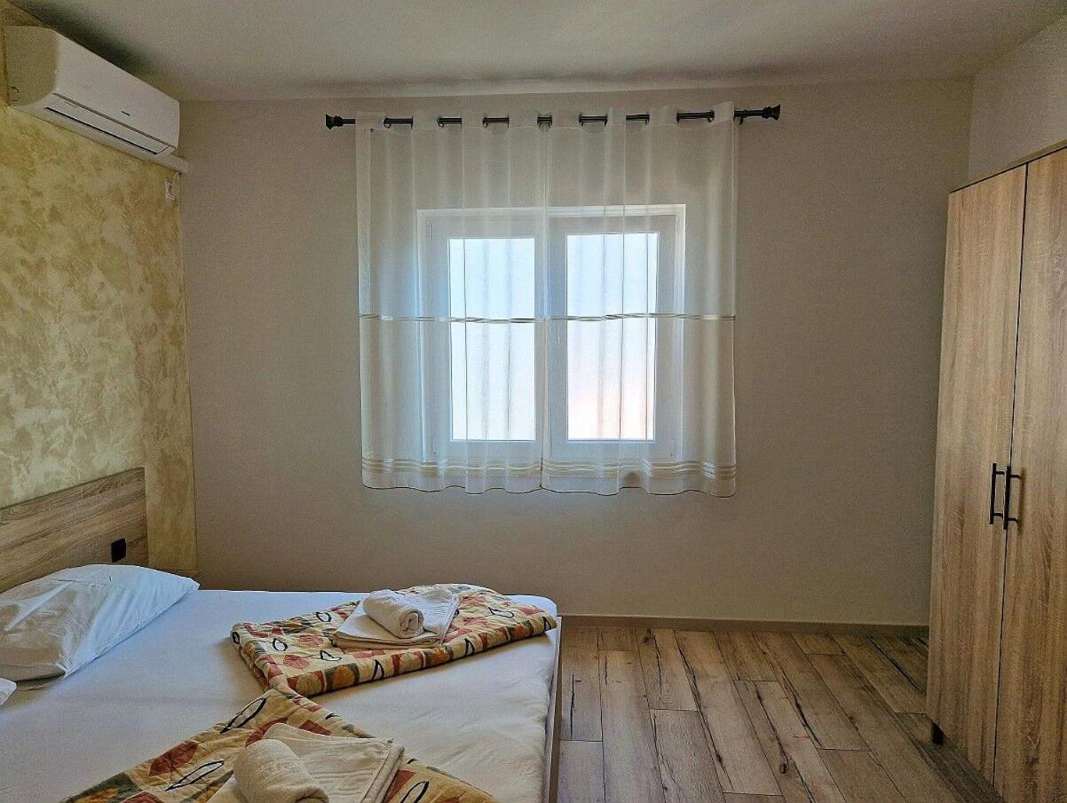 Apartment And Rooms Amenka Novalja Exterior photo