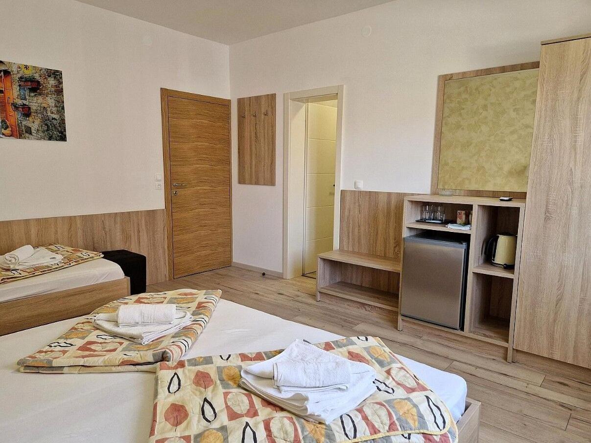Apartment And Rooms Amenka Novalja Exterior photo
