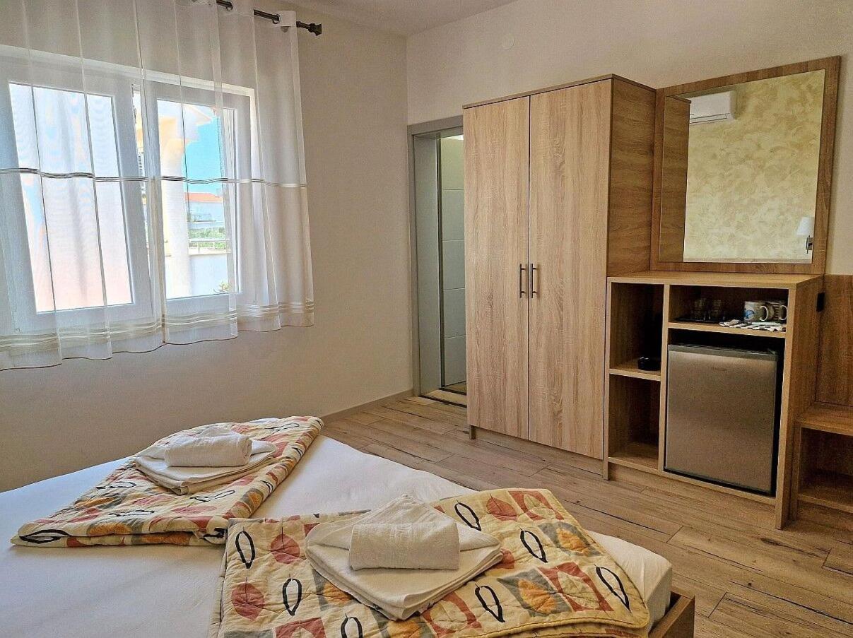 Apartment And Rooms Amenka Novalja Exterior photo