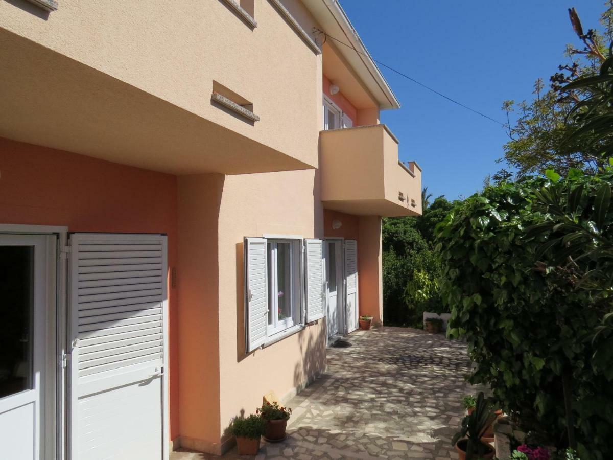 Apartment And Rooms Amenka Novalja Exterior photo