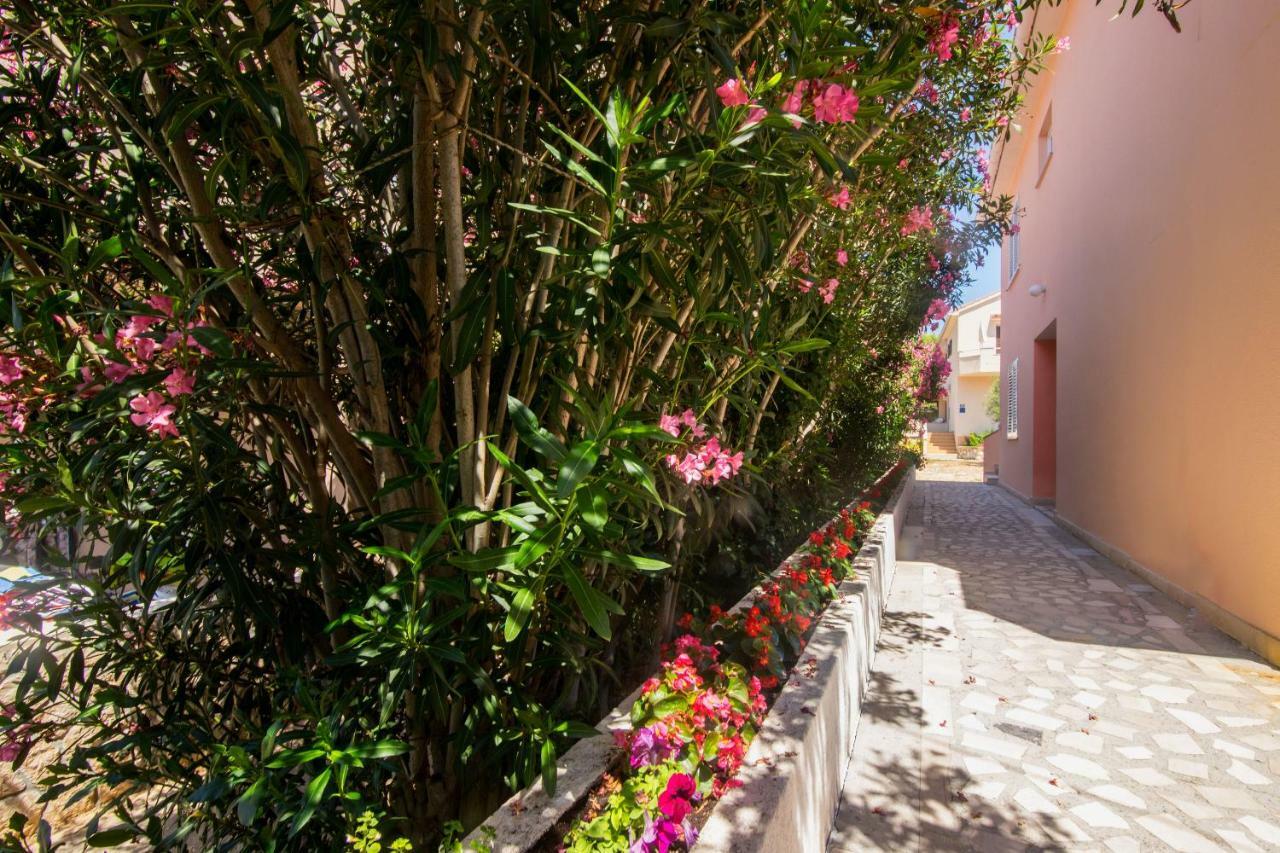 Apartment And Rooms Amenka Novalja Exterior photo